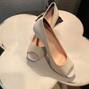 Gianni Bini white heels excellent condition in box
